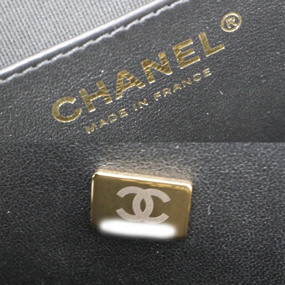 CHANEL Matelassé Heart Shape Lambskin logo detail